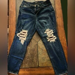 Judy Blue - BRAND NEW washed but never worn - Women’s 14 - Mid rise ripped jeans